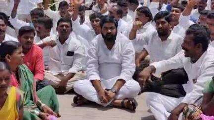 గద్వాల్: సీడ్‌ పత్తి రైతులకు న్యాయం చేయాలని పట్టణంలో కలెక్టరేట్‌ ఎదుట రోడ్డుపై కూర్చొని నిరసన వ్యక్తం