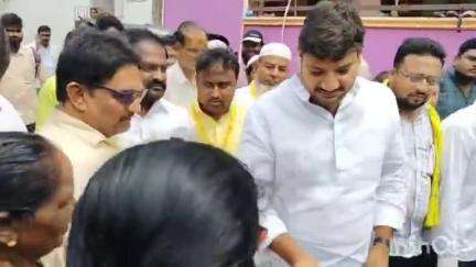 గుంటూరు: తూర్పు నియోజకవర్గంలో లబ్ధిదారులకు పెన్షన్లు పంపిణీ చేసిన ఎమ్మెల్యే నజీర్