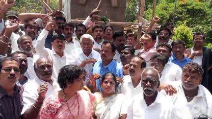 ఖైరతాబాద్: గన్ పార్క్ వద్ద అమరవీరులకు నివాళులు అర్పించిన ఎమ్మెల్సీ ప్రొఫెసర్ కోదండరాం