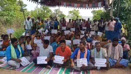 ఖానాపూర్: అధికారుల నిర్లక్ష్యంతో రాంపూర్ మత్స్యకారులకు అన్యాయం జరుగుతుందని ప్ల కార్డులతో నిరసన