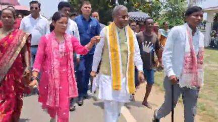 कांके: कांके में रिम्स-2 के लिए जबरन जमीन मापी के खिलाफ बीजेपी प्रदेश अध्यक्ष ग्रामीणों से मिले