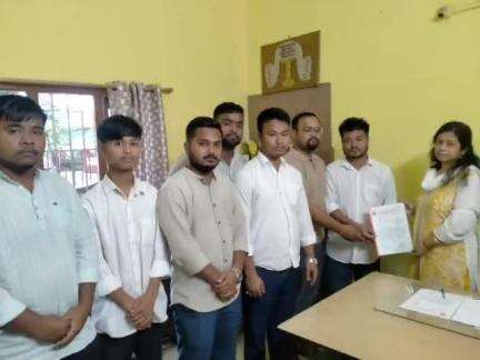 মৰাণ: প্ৰশাসনৰ অবিবেচক কাণ্ড বাবে মৰাণ মহাবিদ্যালয়ৰ খেলপথাৰখন কদৰ্য ৰূপ লোৱাত চক্ৰ বিষয়াক স্মাৰক পত্ৰ আছু