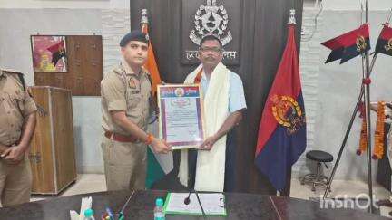 हरदोई: पुलिस कार्यालय में एसपी ने सेवानिवृत्त चार पुलिसकर्मियों को प्रशस्ति पत्र प्रदान कर किया सम्मानित