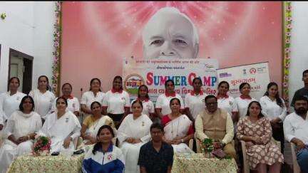 વલસાડ: તિથલ રોડ પર  બ્રહ્માકુમારી સેન્ટર ખાતે સમર યોગ કેમ્પનો સમાપન સમારોહ ગુજરાત રાજ્ય યોગ બોર્ડના ચેરમેનની ઉપસ્થિતિમાં યોજાયો