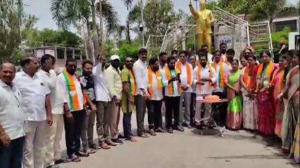 సిరిసిల్ల: కేంద్ర హోంశాఖ సహాయ మంత్రి బండి సంజయ్ వివాహ వార్షికోత్సవ సందర్భంగా కేక్ కట్ చేసిన సిరిసిల్ల పట్టణ బిజెపి శాఖ నాయకులు