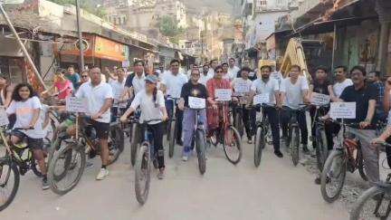 बूंदी: शहर के नाहर के चौहटे से साइकिल रैली निकाली गई, स्वस्थ जीवन और बेहतर पर्यावरण का दिया संदेश