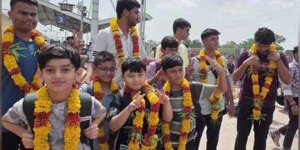 सीहोर: ताइक्वांडो स्पर्धा में दिव्य जोशी ने स्टेट लेवल पर गोल्ड मेडल जीता, रेलवे स्टेशन पर हुआ स्वागत