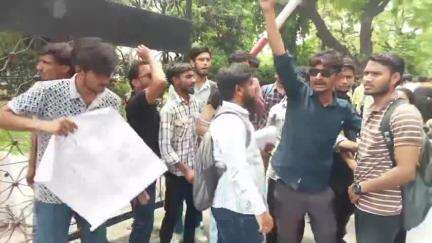 कोल: एम वॉक कोर्स की मांग को लेकर AMU के छात्र-छात्राओं ने बाबे सैय्यद गेट बंद कर किया प्रदर्शन, धक्का-मुक्की का आरोप