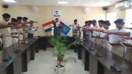 गुमला: पुलिस लाइन चंदाली में एसपी द्वारा तंबाकू निषेध दिवस पर दिलाई गई शपथ