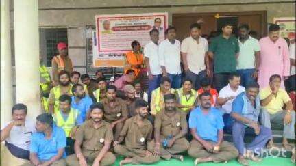 ಶ್ರೀನಿವಾಸಪುರ: ವಿವಿಧ ಬೇಡಿಕೆಗಳನ್ನು ಈಡೇರಿಸುವಂತೆ ಕರ್ನಾಟಕ ರಾಜ್ಯ ಪೌರ ಸೇವಾ ನೌಕರರ ಸೇವಾ ಸಂಘದ ವತಿಯಿಂದ ಪಟ್ಟಣದಲ್ಲಿ ಅನಿರ್ದಿಷ್ಟಾವಧಿ ಪ್ರತಿಭಟನೆ