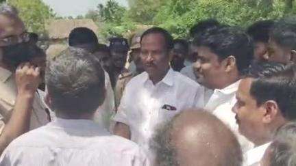 புவனகிரி: கரிவெட்டி கிராமத்தில் என்எல்சி கையகப்படுத்தி இடத்தில் மின்கம்பங்களை அகற்றவன் அதிகாரிகளுக்கு எதிர்ப்பு, எம்எல்ஏ தலைமையில் பேச்சுவார்த்தை