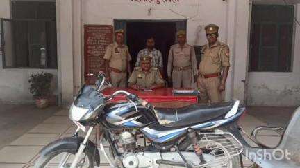 कुरावली: कुरावली क्षेत्र में दरवाजे के बाहर खड़ी बाइक की चोरी, गांव के युवक ने की चोरी, पुलिस ने बरामद कर आरोपी को किया गिरफ्तार