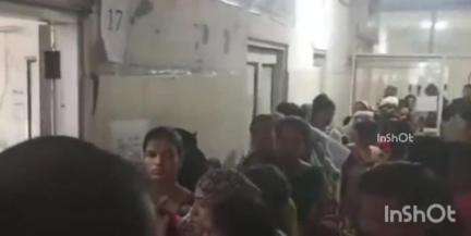 इटारसी: जिला अस्पताल में ब्लड लेब के सामने मरीजों की लगी भीड़, सोशल मीडिया पर वीडियो वायरल