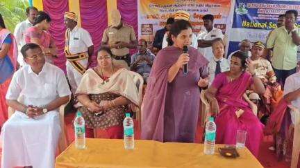 சிவகங்கை: ஒக்கூர் பகுதியிலுள்ள சருகனியாற்றின் கரையோரங்களில் மரக்கன்றுகள் நடும் பணியினை, துவக்கி வைத்த ஆட்சியர்