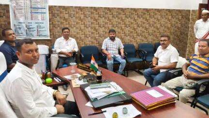 समस्तीपुर: सदर एसडीओ ने FCI के ट्रकों के बकाया भुगतान पर जिला मोटर संघ के साथ कार्यालय में की बैठक