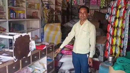 राठ: अज्ञात चोरों ने राठ कस्बे के उरई बस स्टैंड के पास स्थित किराना, कबाड़ और स्पेयर पार्ट की दुकानों में चोरी की