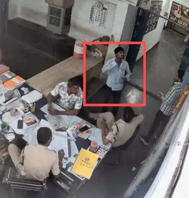 छत्तीसगढ़ के रायपुर में युवक ने थाने के अंदर ब्लेड से गला काटकर की आत्महत्या की कोशिश Source: @sahutumesh