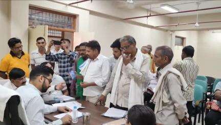 मथुरा: वार्ड नंबर 16 हंसराज कॉलोनी में सड़क निर्माण को लेकर वासियों ने आयुक्त से की मांग, लोग रास्ते से परेशान #jansamasya