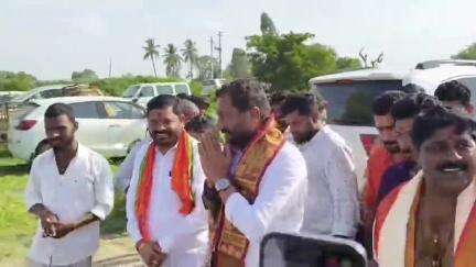 నర్సాపూర్: గొల్లపల్లిలో రేణుక ఎల్లమ్మ అమ్మ వారి విగ్రహ ప్రతిష్ట కార్యక్రమంలో పాల్గొన్న ప్రముఖులు