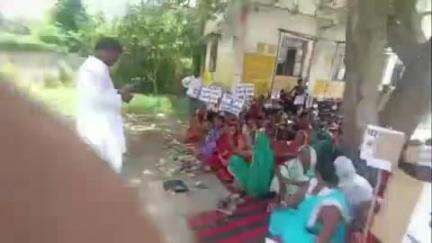 बेन: सामुदायिक पटेल भवन से अवैध कब्जा हटाने की मांग को लेकर ग्रामीणों ने प्रखंड कार्यालय पर किया धरना प्रदर्शन