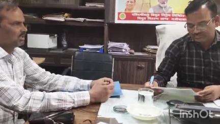 नजीबाबाद: ईद पर विद्युत सप्लाई सुचारू रूप से देने के लिए साहनपुर के चेयरमैन खुर्शीद मंसूरी ने अधिशासी अभियंता से की मुलाकात