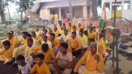 खजुरिया पचपेड़ा में गायत्री परिवार द्वारा चलाया गया नशा मुक्ति अभियान कमलेश गंगवार ने किया रवाना चेयरमैन ने किया स्वागत