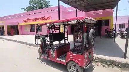 बिसवां: रेउसा में अकसोहा गांव के पास बैट्री ई-रिक्शा अनियंत्रित होकर सड़क पर पलट गया, चालक समेत 6 लोग हुए घायल