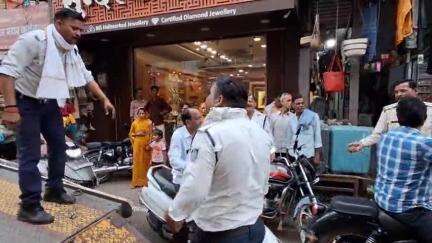 छतरपुर नगर: छतरपुर में यातायात पुलिस ने सड़क पर अस्त-व्यस्त खड़े वाहनों को हटाकर की कार्रवाई