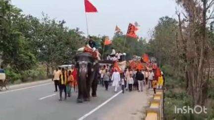 काराकाट: इटवा में आयोजित श्री लक्ष्मी नारायण महायज्ञ सह श्रीकृष्ण प्राण प्रतिष्ठा एवं भागवत ज्ञान यज्ञ की जलभरी शोभायात्रा निकली