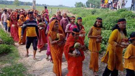छातापुर: छातापुर के लालपुर में एकादशी उद्यापन को लेकर निकली कलश यात्रा