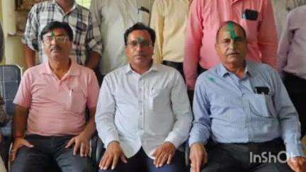अनूपपुर: एपीसी वित्त एचके चतुर्वेदी के सेवानिवृत्त होने पर जिला शिक्षा केंद्र में सम्मान समारोह का हुआ आयोजन
