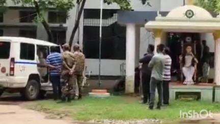 మంగళగిరి: మూడు రోజులు కస్టడీ అనంతరం మాజీ ఎంపీ నందిగం సురేష్ ని కోర్టు హాజరుపర్చిన తుళ్లూరు పోలీసులు