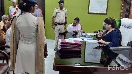 जमुई: समाहरणालय स्थित अपने कार्यालय में डीएम ने जनता दरबार का किया आयोजन ।