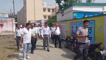 पूरनपुर: तहसील सभागार में नोडल अधिकारी ने अधिकारियों के साथ समीक्षा बैठक की, महिला अस्पताल का किया निरीक्षण