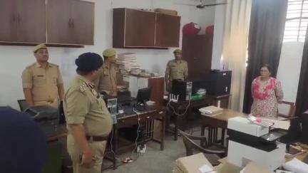 मऊ: बकवल स्थित एसपी ऑफिस में डीआईजी ने किया निरीक्षण
