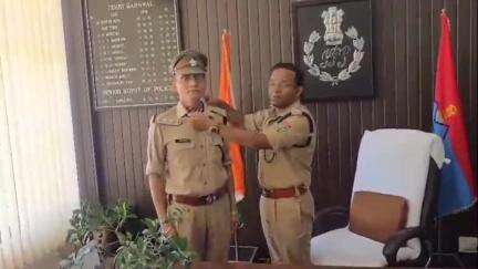 टिहरी: जनपद उप निरीक्षक अनिरुद्ध मैठानी और नरेंद्र गहलावत की निरीक्षक पद पर हुई पदोन्नति, एसएसपी ने फीती पर लगाए स्टार