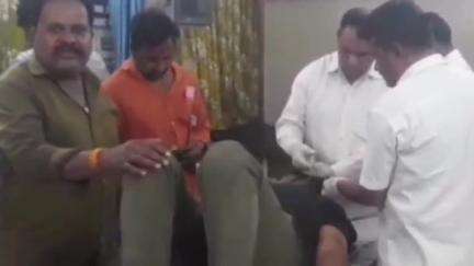 दमोह: आम चौपरा में पानी का टैंकर लेकर पहुंचे एक युवक के साथ की गई मारपीट, घायल अवस्था में ज़िला अस्पताल में कराया गया भर्ती