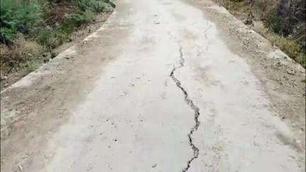 पीपलदा: करवाड़ ग्राम पंचायत के लक्ष्मीपुरा में सीसी रोड टूटने और घटिया निर्माण के विरोध में ग्रामीणों ने किया प्रदर्शन