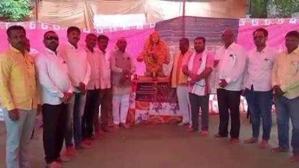 परभणी: स्टेडियम परिसरात राजमाता अहिल्याबाई होळकर यांना जयंतीनिमित्त अभिवादन