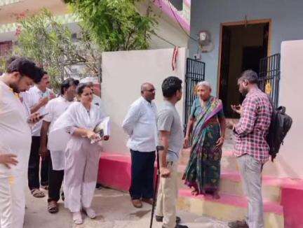 తాళ్లపాకలో ఎన్టీఆర్ భరోసా పింఛన్ల పంపిణీ కార్యక్రమాన్ని ఆకస్మికంగా తనిఖీ చేసిన జిల్లా కలెక్టర్ శ్రీధర్