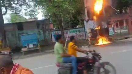 डुमरा: सीतामढ़ी: ओरिएंटल स्कूल के सामने ट्रांसफार्मर में लगी भीषण आग