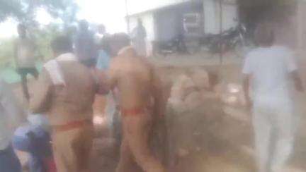 लखीमपुर: सिसौना में दबंगों का तांडव, रास्ते के विवाद को सुलझाने गई पुलिस के सामने दोनों पक्षों में हुई मारपीट, वीडियो हुआ वायरल