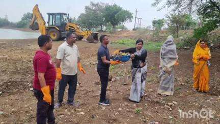 देवी अहिल्या बाई होलकर जी की 300वीं जयंती पर नगर पालिका परिषद बोदरी के तालाब की सफाई अभियान में शामिल हुए लोग