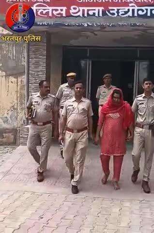महिला भेष में शातिर बदमाश गिरफ़्तार 🚨
10 लाख रु रंगदारी व स्कॉर्पियो लूट के मामले में, 10 हजार का इनामी बदमाश गिरफ्तार