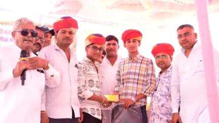 सांचोर: सांचौर में श्री सेनजी महाराज मंदिर का वार्षिकोत्सव, यज्ञ और महाआरती के बीच मंदिर पर चढ़ाई गई ध्वजा
