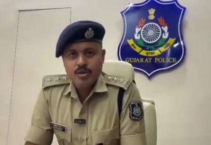 બાબરા: બાબરામાં ફરજ બજાવતા પોલીસ કર્મી સહિત અન્ય એકને તાત્કાલિક અસરથી સસ્પેન્ડ:ધરપકડ માટે અલગ અલગ ટીમ બનાવાઇ