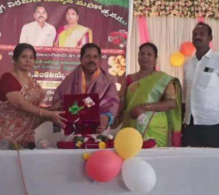 అలంపూర్: అయిజ మండల ఎంపీడీవో వెంకటయ్య పదవి విరమణ మహోత్సవం లో పాల్గొన్న అడిషనల్ కలెక్టర్ నరసింహ రావు,