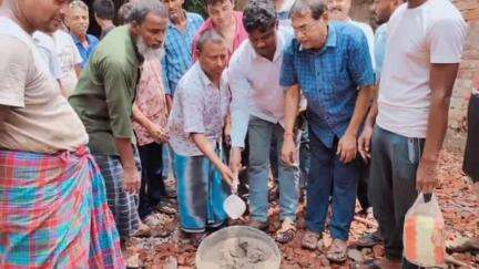 ভাঙড় ১: বোদরা বাজার ব্যবসায়ী সমিতির উদ্যোগে, সাধারনের সুবিধার্থে সাইকেল গ্যারেজ ও শৌচালায় সংলগ্ন স্থানে ঢালাই কাজের শুভ সূচনা