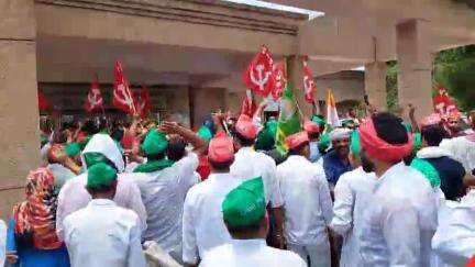 डीएम कार्यालय सूरजपुर ग्रेटर नोएडा पर प्रदर्शन करने जाते किसान संगठनों के कार्यकर्ता, समर्थन में सीटू कार्यकर्ताओं ने भी हिस्सा लिया।
