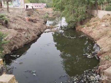 बड़ौदा: बडौदा में फिर बन सकते हैं बाढ़ के हालात 
नाले के आगे लगे मिट्टी के ढेर, सफाई की मांग की। 
#Jansamasya